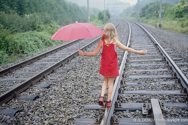 petite fille sur le chemin de fer - little girl on the railways